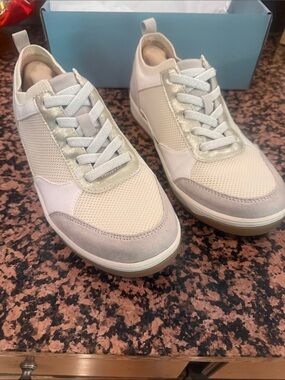 Women’s Casual Lace-Up Sneakers in Light Gray and White